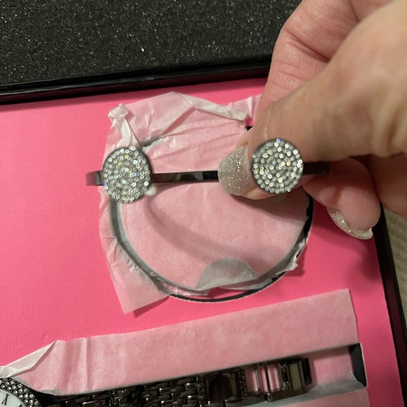 NWT Isaac Mizrahi Watch with 2 Bracelets Set - Picture 4 of 6